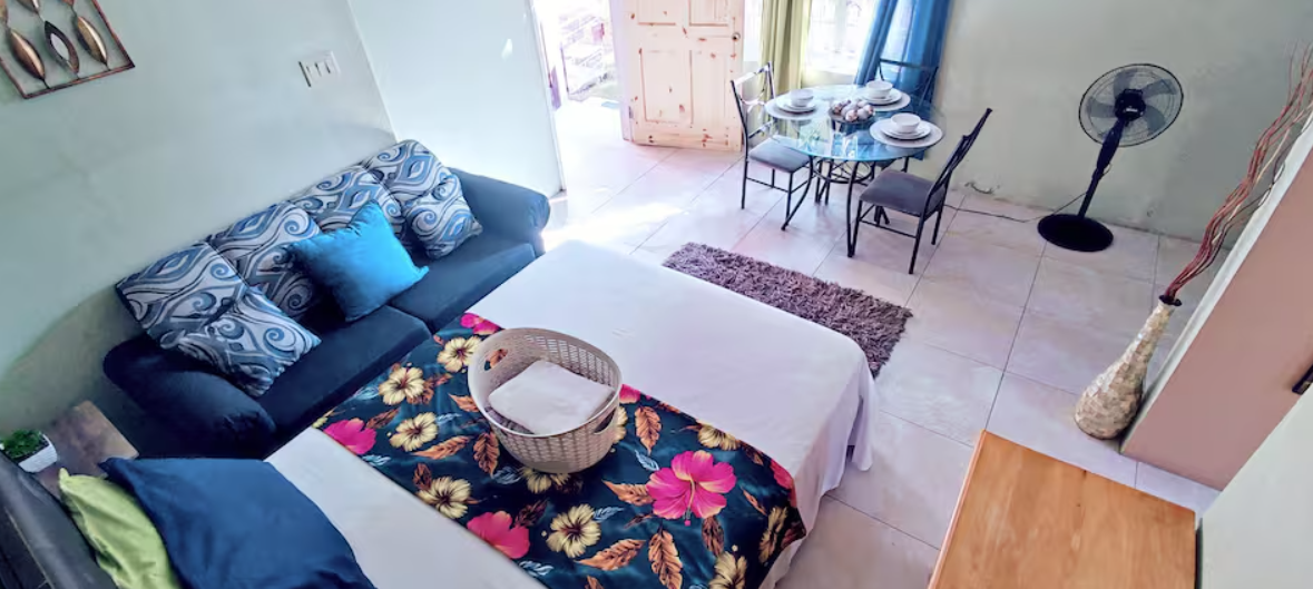 1 Bedroom 3 Min fr Bob Marley, Devon House with AC
