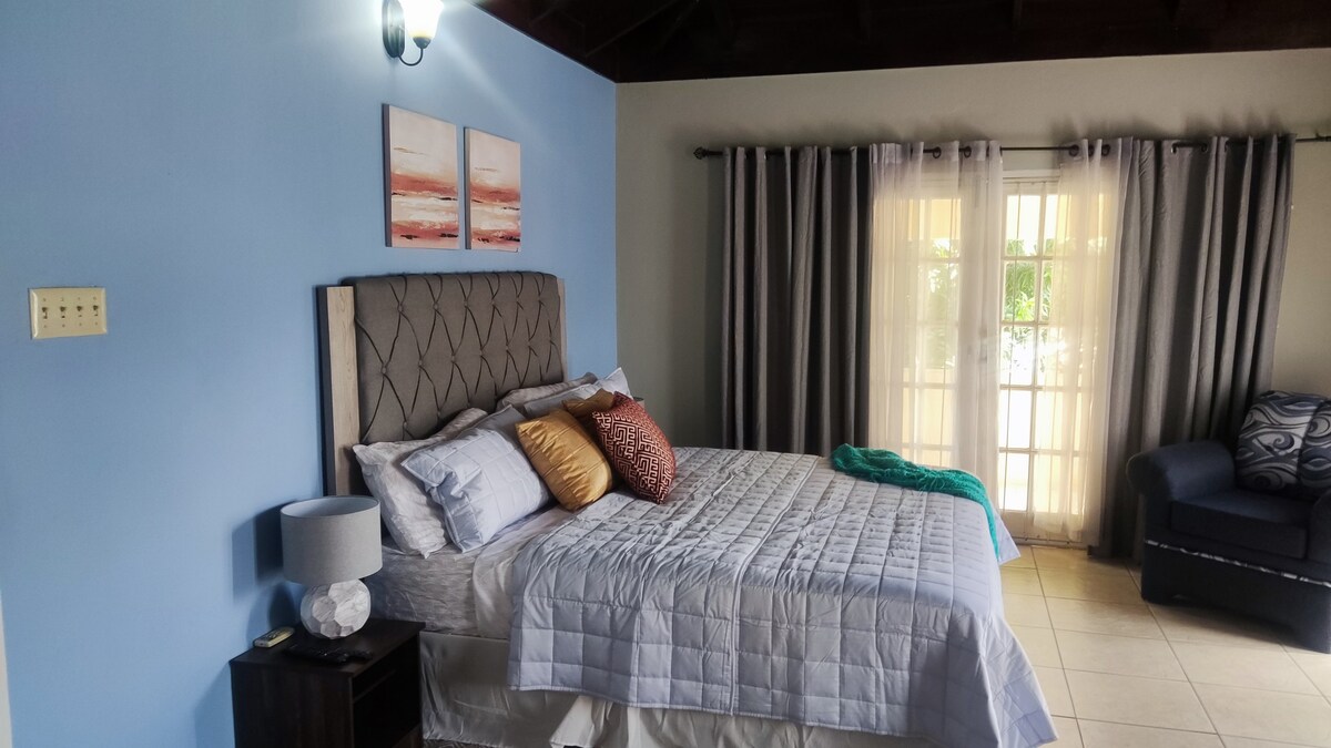 Large 2BR Upstairs Apt - 3 mins to Popeye's, HWT